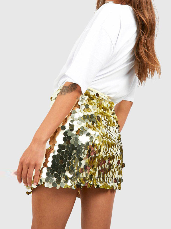 Hot girl in sequined skirt slimming and sexy hip-hugging short skirt
